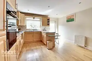 35 Avenue Road, photo 2