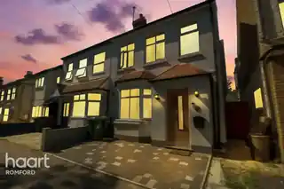 35 Hainault Road, photo 2
