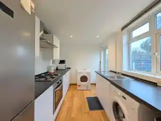 352 Staines Road, photo 4