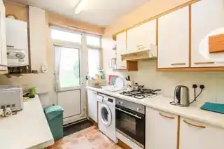 359 Ilford Lane, photo 4