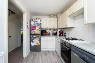 35B Heaton Close, photo 4
