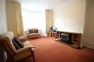 36 Bridport Road, photo 3