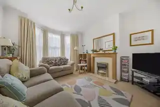 36 Oaklands Road, photo 3