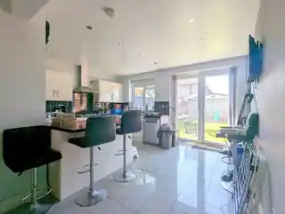 365 Hatton Road, photo 4