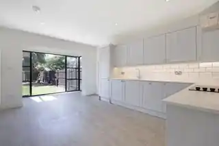 37 Beverley Crescent, photo 4