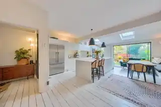 37 Boscombe Road, photo 2