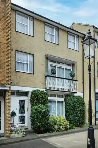 37 Chester Close North, photo 3