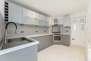 37 Lower Mortlake Road, photo 2