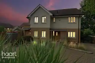 37 New Mossford Way, photo 2