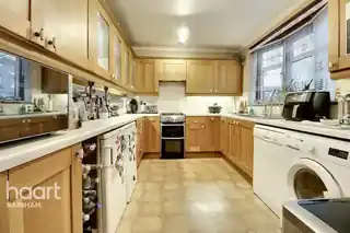 37 Ongar Way, photo 3