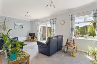 37 Swakeleys Drive, photo 4