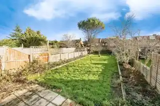 373 Roding Lane North, photo 3