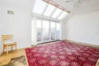 373 Roding Lane North, photo 2
