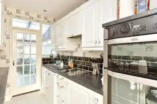 38 Chertsey Drive, photo 4