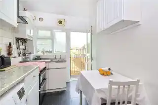 38 Derrick Gardens, photo 3