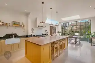 38 Elborough Street, photo 3