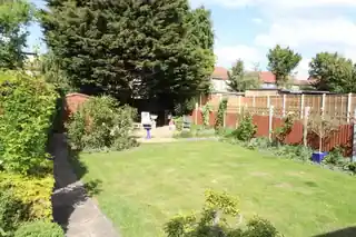 38 Evesham Way, photo 2