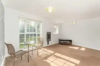 38 Queen Annes Place, photo 2