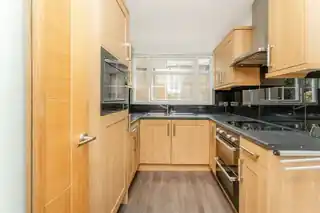38 Queen Annes Place, photo 3