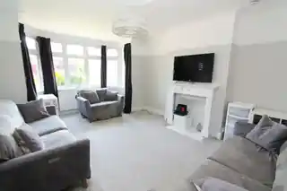 38 Stanley Park Road, photo 3