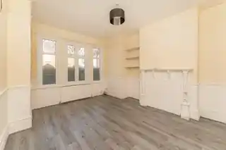 38 Tottenhall Road, photo 3