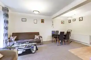 385 Bury Street West, photo 2