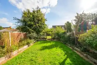 389 Roding Lane North, photo 4