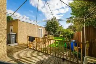 389 Roding Lane North, photo 3