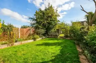 389 Roding Lane North, photo 2