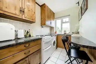 39 Amesbury Road, photo 3