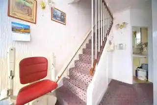 39 Empire Avenue, photo 2
