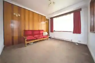 39 Empire Avenue, photo 3
