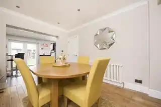 39 Hayes End Drive, photo 3