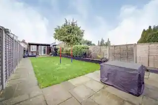 39 Hayes End Drive, photo 2
