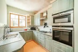 39 Hebdon Road, photo 4