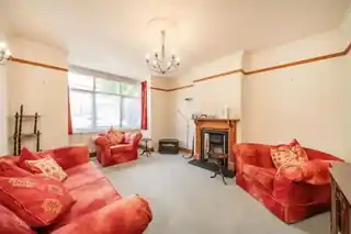 39 Hebdon Road, photo 3