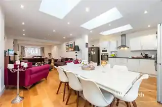 39 Howcroft Crescent, photo 4