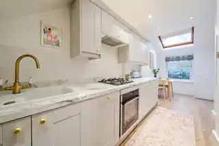 39 Leathwaite Road, photo 2