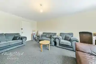 39 Redbourne Drive, photo 4