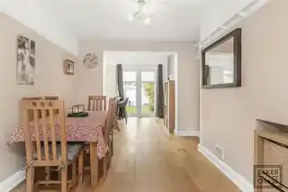 393 Baker Street, photo 4