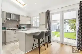 393 Baker Street, photo 2