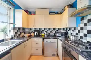 39A Priory Close, photo 3