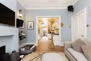 4 Brenthouse Road, photo 2