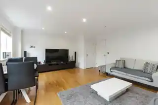 4 Burnt Oak Lane, photo 2