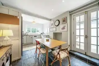 4 Coldershaw Road, photo 2