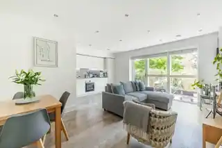 4, Curtis Court, Lyon Road, photo 2