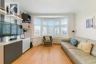 4 Esher Avenue, photo 3