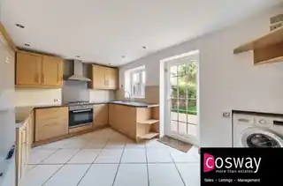 4 Fakenham Close, photo 3