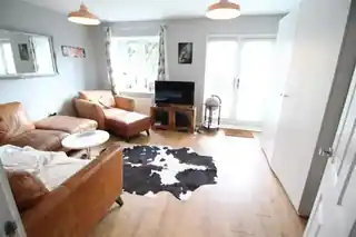 4 Founders Close, photo 3