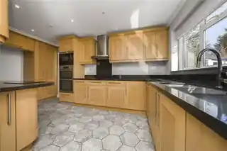 4 Greenlaw Gardens, photo 3